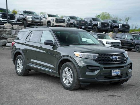 Used 2023 Ford Explorer XLT AWD/4WD image 3