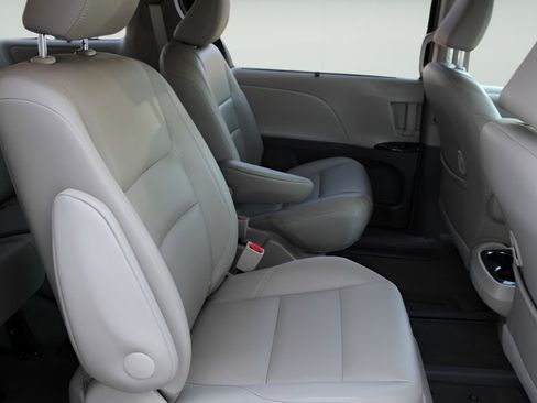 Used 2017 Toyota Sienna XLE w/ XLE Navigation Package FWD image 21