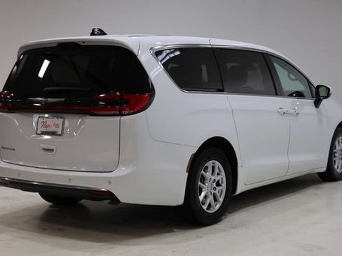 Used 2023 Chrysler Pacifica Touring-L FWD image 8