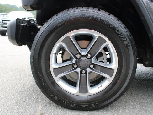 Used 2018 Jeep Wrangler Unlimited Sahara AWD/4WD image 9