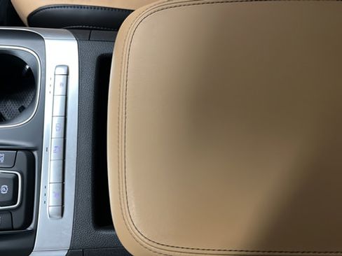 Used 2024 Kia Carnival LX FWD image 19