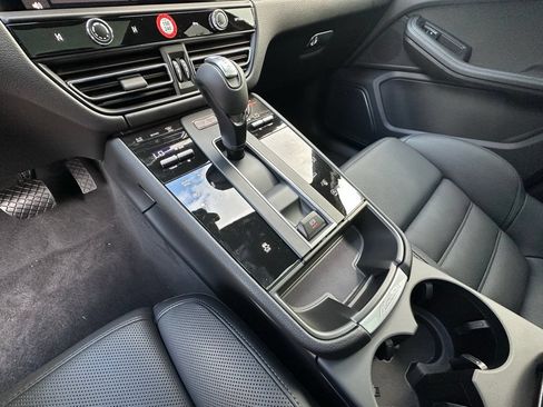 Used 2026 Porsche Macan AWD/4WD image 28