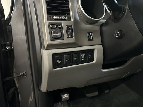 Used 2014 Toyota Sequoia Platinum image 28