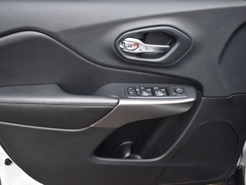 Used 2019 Jeep Cherokee Latitude Plus FWD image 17
