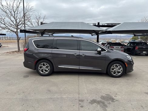 Used 2023 Chrysler Pacifica Limited image 6