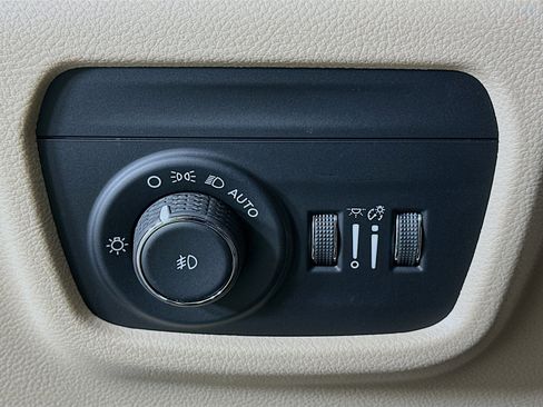 Used 2023 Jeep Grand Cherokee Limited AWD/4WD image 17