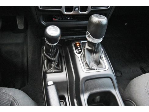 Used 2019 Jeep Wrangler Unlimited Sahara AWD/4WD image 26