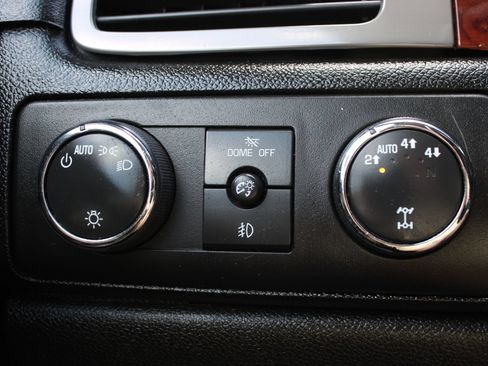 Used 2013 Chevrolet Avalanche LTZ AWD/4WD image 31