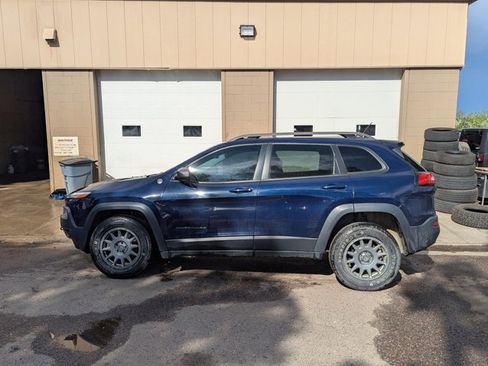Used 2015 Jeep Cherokee Trailhawk w/ Cold Weather Group AWD/4WD image 8