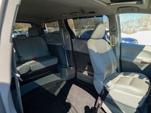 Used 2018 Toyota Sienna XLE w/ XLE Navigation Package FWD image 41