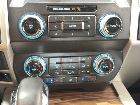 Used 2019 Ford F150 Lariat w/ Equipment Group 502A Luxury AWD/4WD image 31