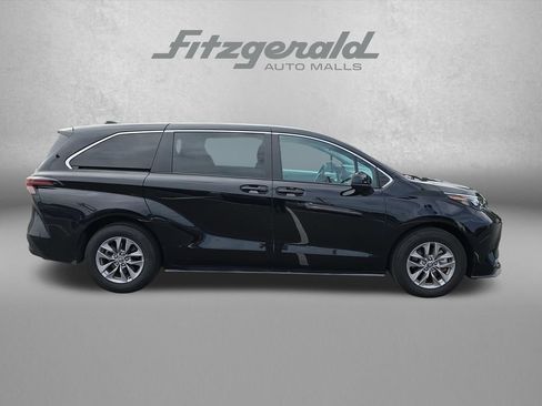 Used 2025 Toyota Sienna LE FWD image 9