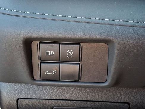 Used 2023 Toyota Highlander LE AWD/4WD image 25