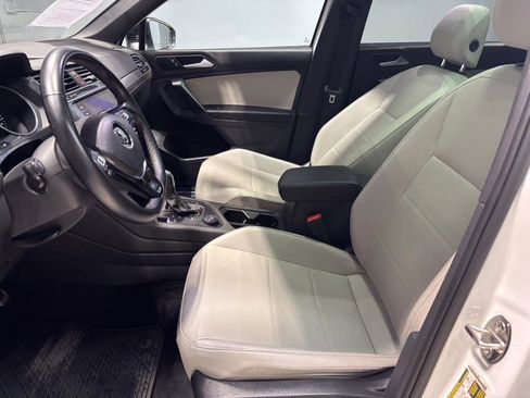 Used 2021 Volkswagen Tiguan SE R-Line image 23
