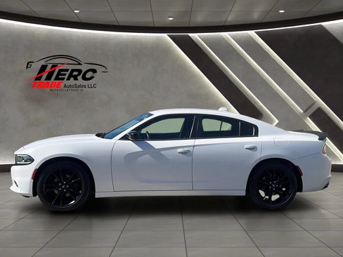 Used 2017 Dodge Charger SXT w/ Blacktop Package RWD image 6