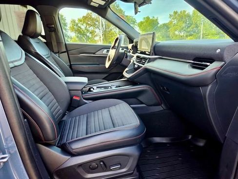 Used 2025 Ford Explorer ST-Line AWD/4WD image 4