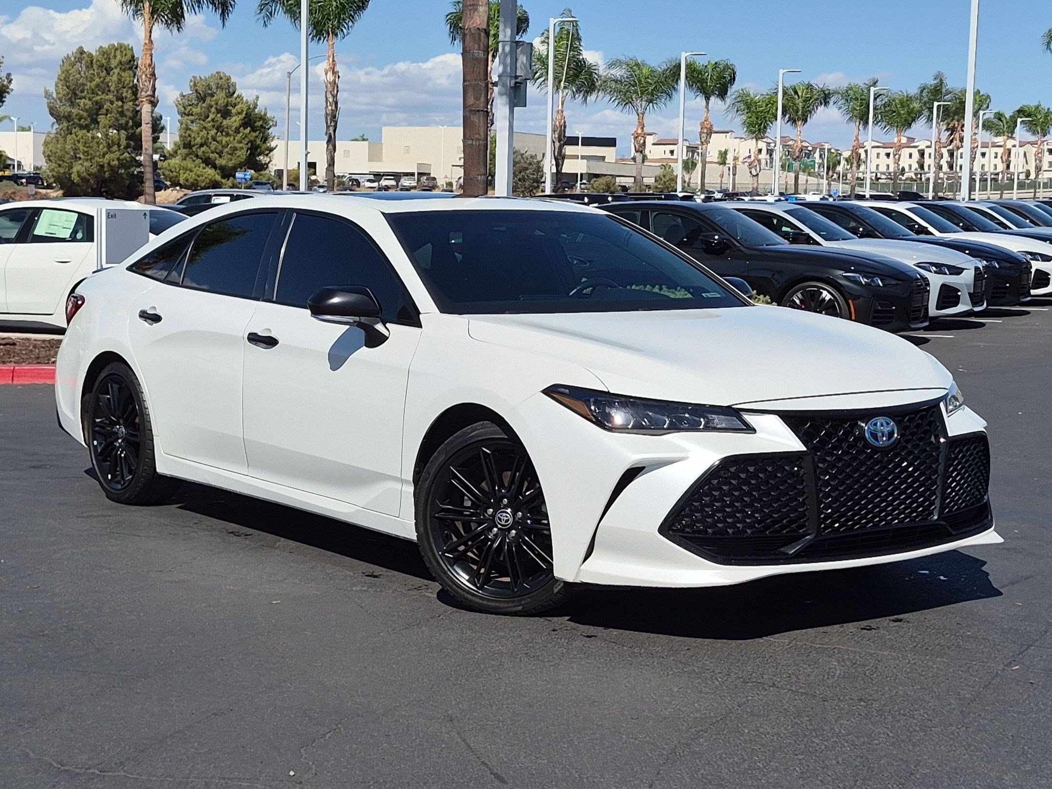 Used 2022 Toyota Avalon XSE FWD image 2