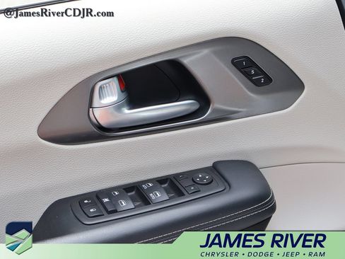 Used 2024 Chrysler Pacifica Touring-L FWD image 20