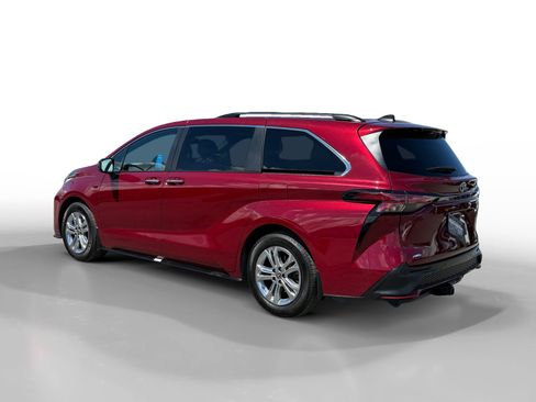 Used 2023 Toyota Sienna XSE w/ XSE Plus Package image 3