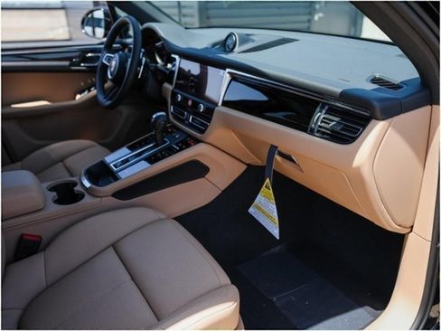 Certified 2025 Porsche Macan AWD/4WD image 27