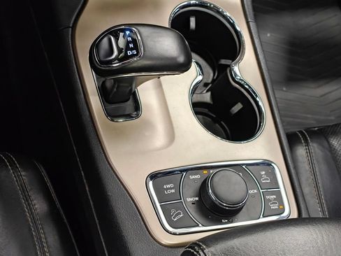 Used 2015 Jeep Grand Cherokee Overland w/ Advanced Technology Group AWD/4WD image 8