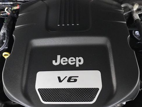 Used 2017 Jeep Wrangler Unlimited Sahara w/ Connectivity Group AWD/4WD image 28