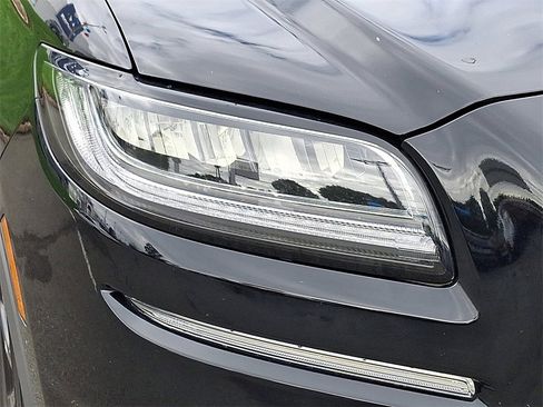 Used 2022 Lincoln Nautilus Reserve w/ Monochromatic Package image 10