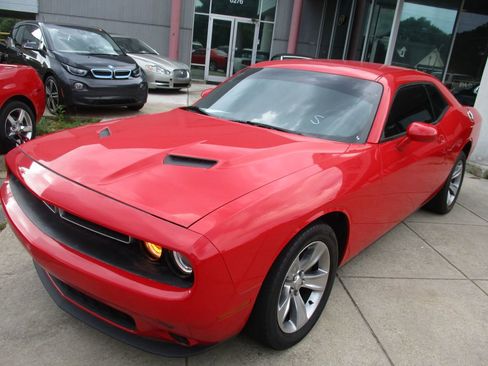 Used 2016 Dodge Challenger SXT image 10
