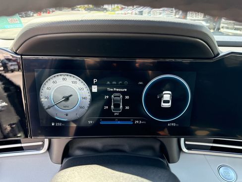 Certified 2025 Hyundai Elantra Limited FWD image 15