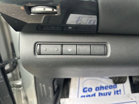 Used 2024 Nissan Pathfinder SV image 9