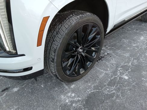 Used 2026 Cadillac Escalade Platinum Sport w/ LPO, ONYX Package image 6