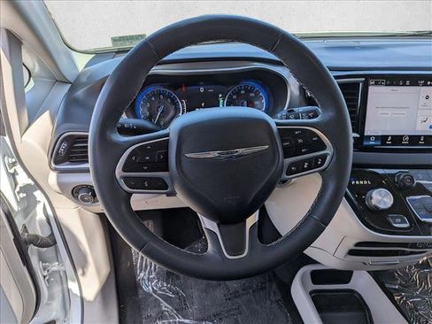 Used 2022 Chrysler Pacifica Touring-L image 13