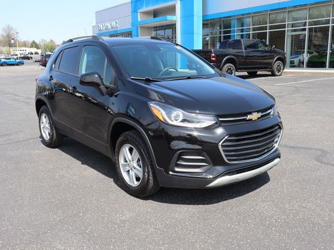 Used 2022 Chevrolet Trax LT w/ LT Convenience Package AWD/4WD image 2