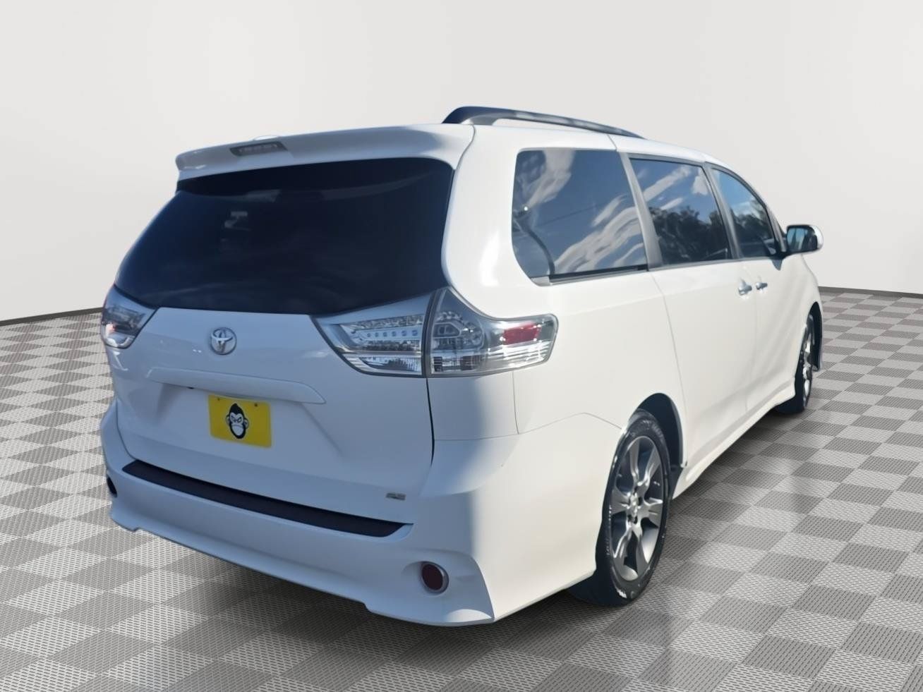 Used 2015 Toyota Sienna SE FWD image 4