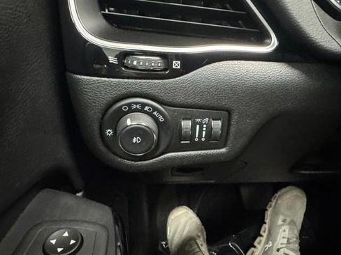 Used 2021 Jeep Cherokee Latitude Plus w/ Sun & Sound Group AWD/4WD image 38