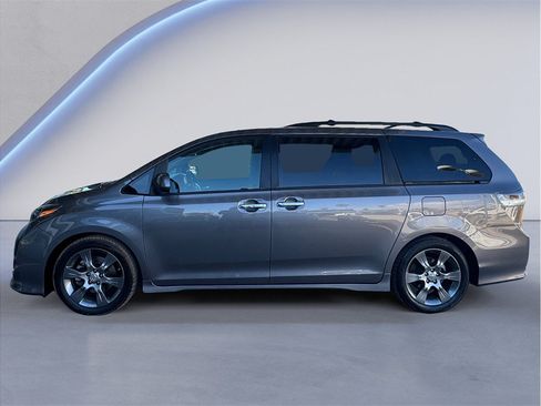 Used 2015 Toyota Sienna SE FWD image 3