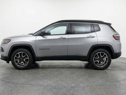 Used 2025 Jeep Compass Trailhawk w/ Trailer Tow Group AWD/4WD image 5