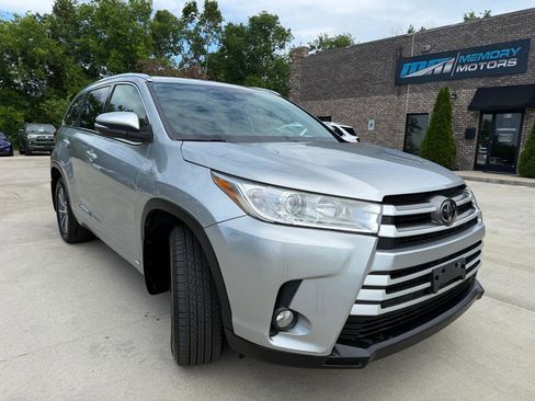 Used 2017 Toyota Highlander XLE AWD/4WD image 3