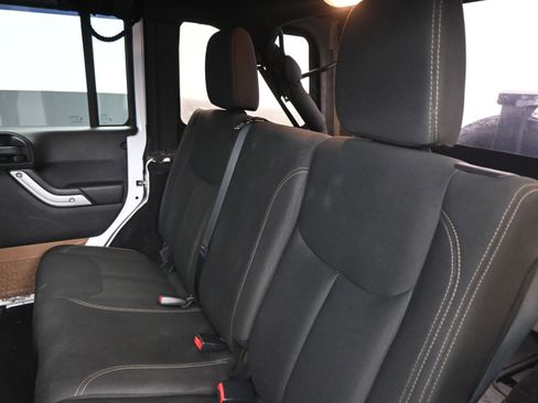 Used 2016 Jeep Wrangler Unlimited Sahara w/ Connectivity Group image 17