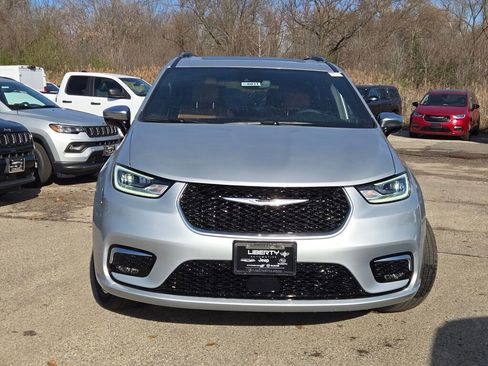 New 2026 Chrysler Pacifica Pinnacle image 4