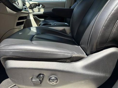 Used 2023 Chrysler Pacifica Touring-L FWD image 13
