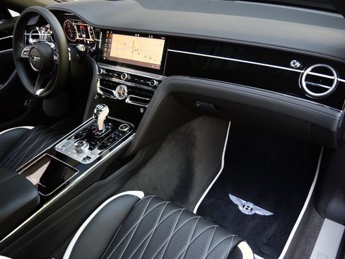 Used 2022 Bentley Flying Spur Plug-In Hybrid AWD/4WD image 2