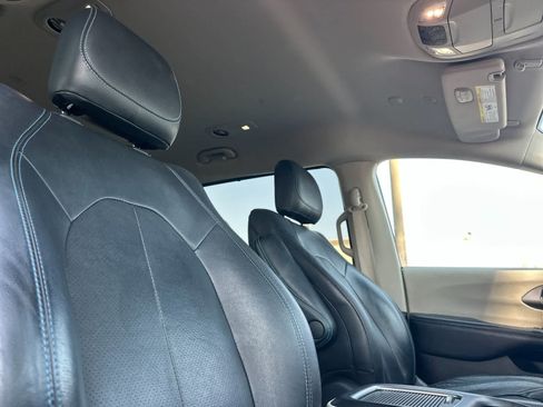 Used 2021 Chrysler Pacifica Touring-L FWD image 19