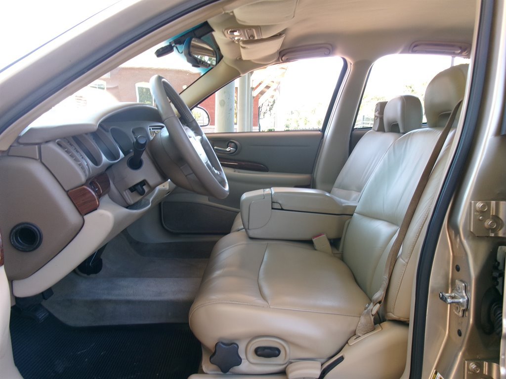 Used 2005 Buick Le Sabre Custom w/ Leather and Comfort Group FWD image 10