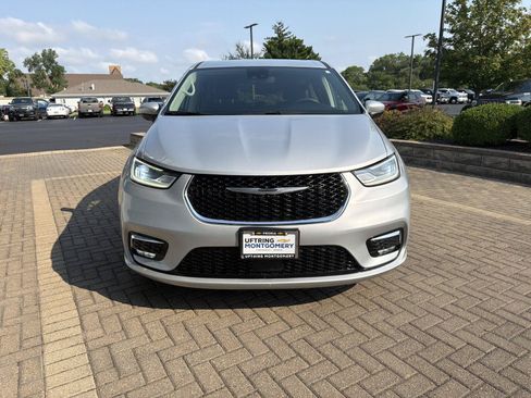 Used 2023 Chrysler Pacifica Touring-L FWD image 8