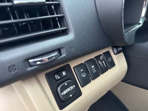 Used 2012 Toyota Highlander SE w/ Tow Pkg AWD/4WD image 3