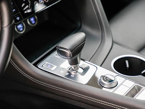 Used 2025 Genesis G70 2.5T image 19