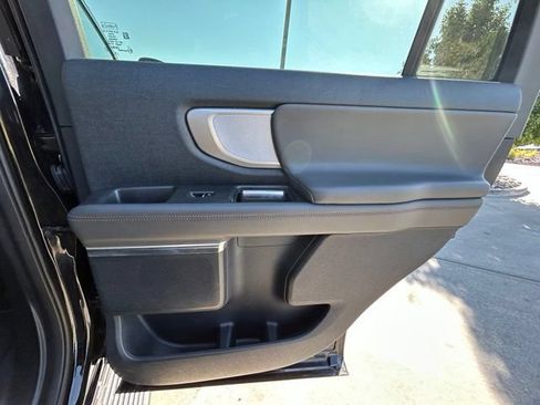 Used 2025 Ford Expedition Active AWD/4WD image 31