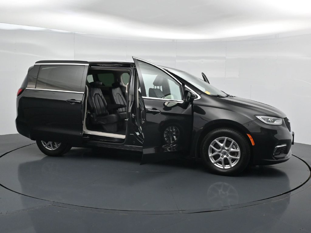 Used 2023 Chrysler Pacifica Touring-L FWD image 31