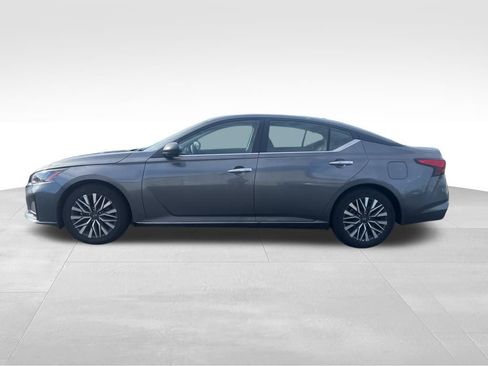 Used 2025 Nissan Altima 2.5 SV FWD image 2